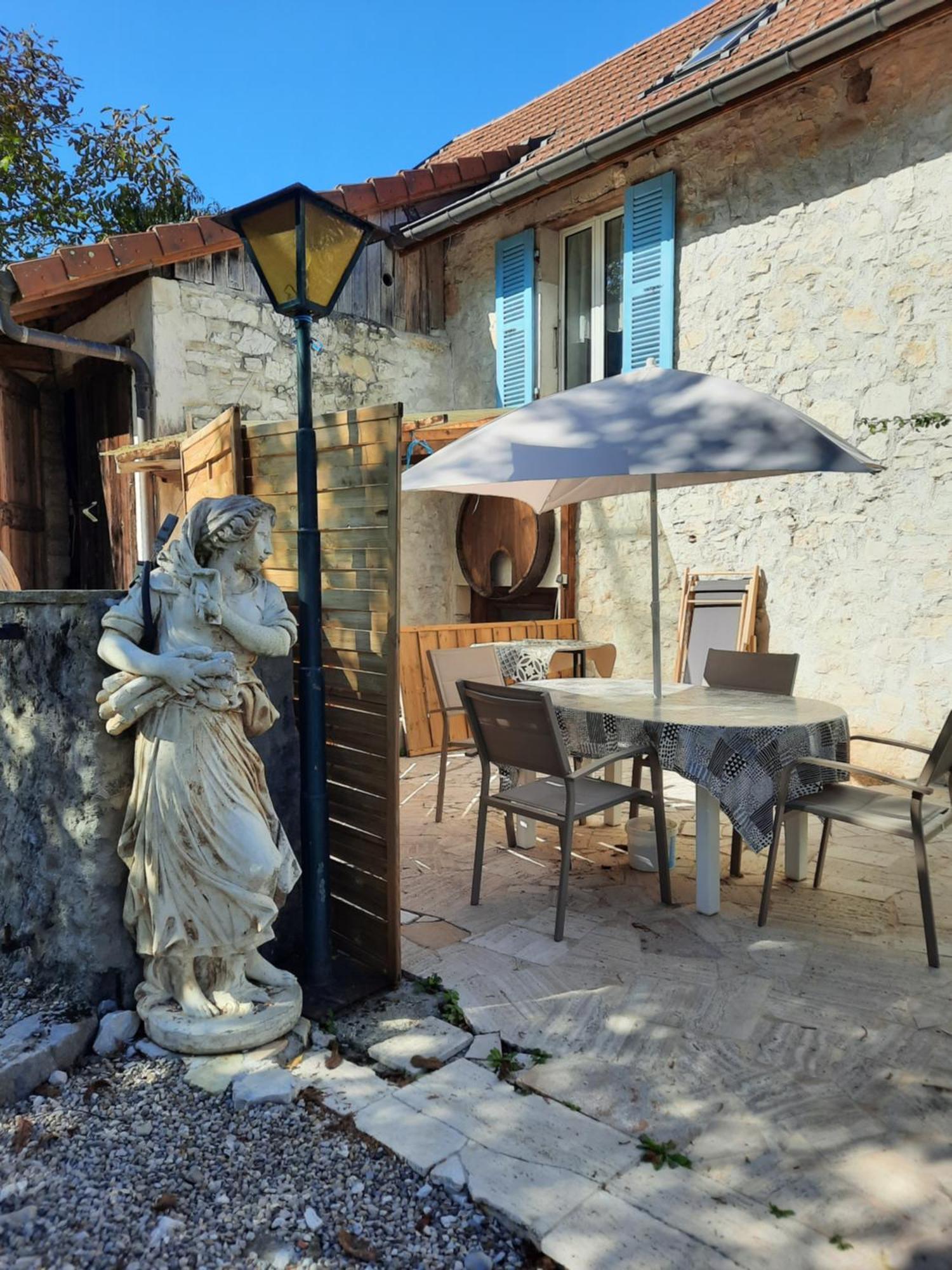 Gite Des 2 Lions Murs-et-Gelignieux Exteriör bild